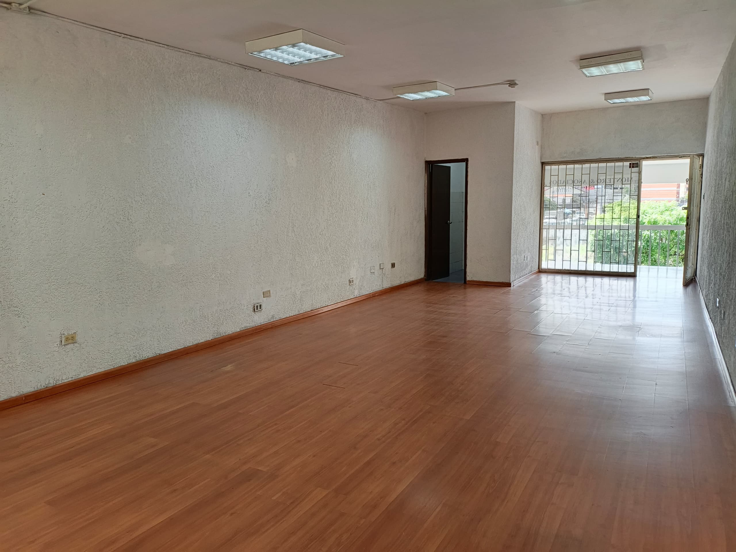 #0147 - OFICINA para Alquiler en Maracaibo - V