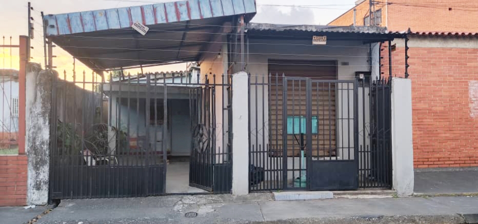 Frente con local comercial