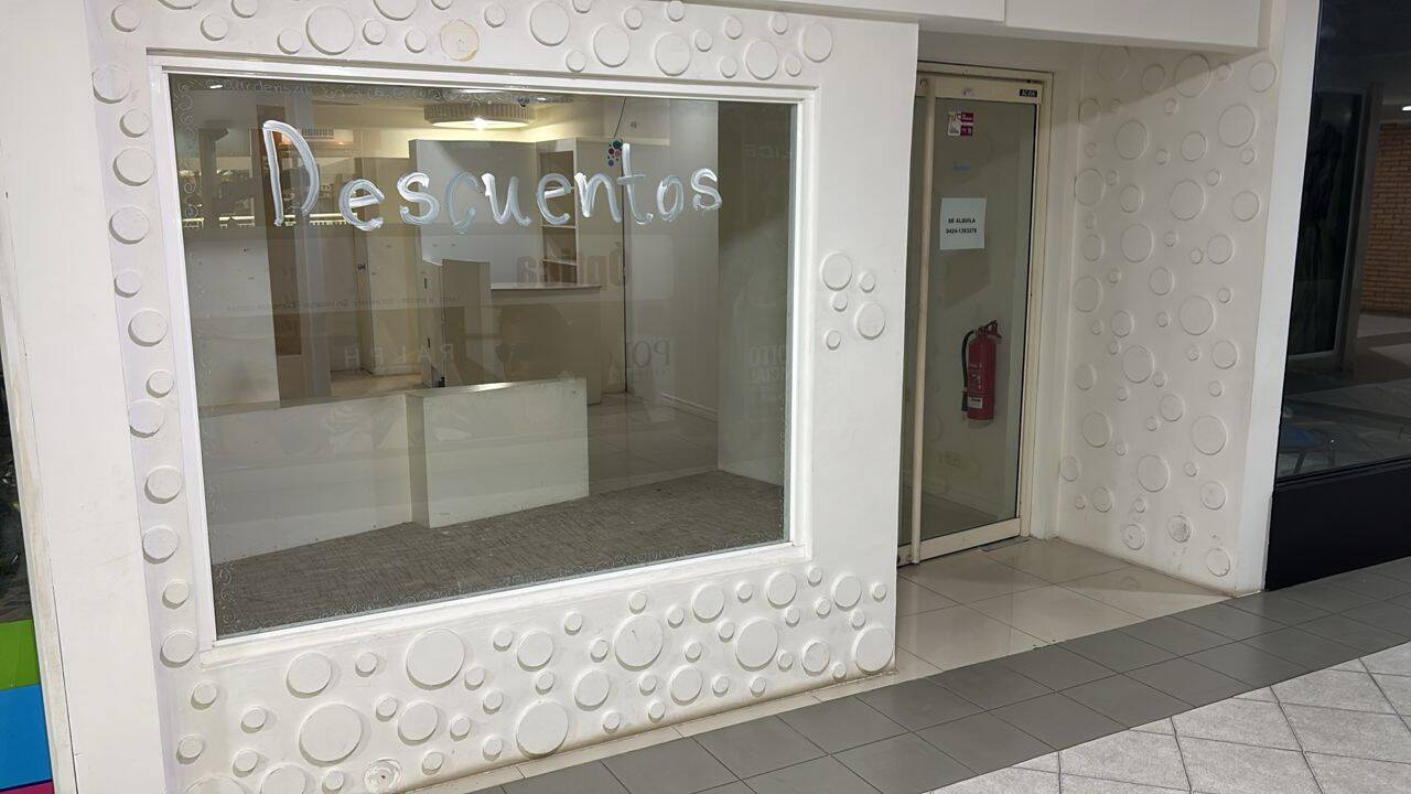 LOCAL COMERCIAL FACHADA CC LAGO MALL MARIU MORALES
