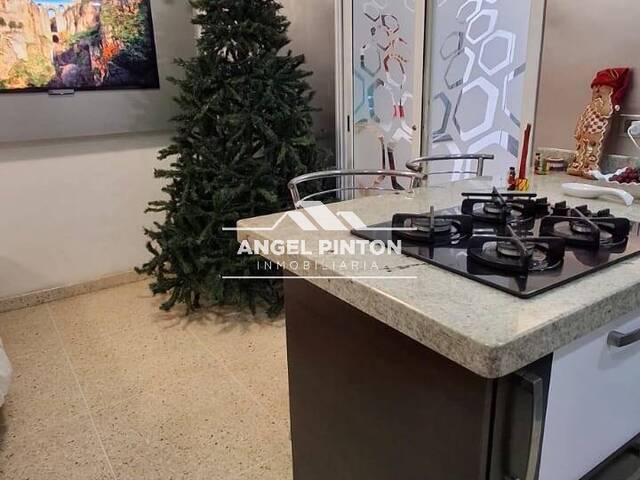 #8234 - CONJUNTO CERRADO para Venta en Maracaibo - V - 2